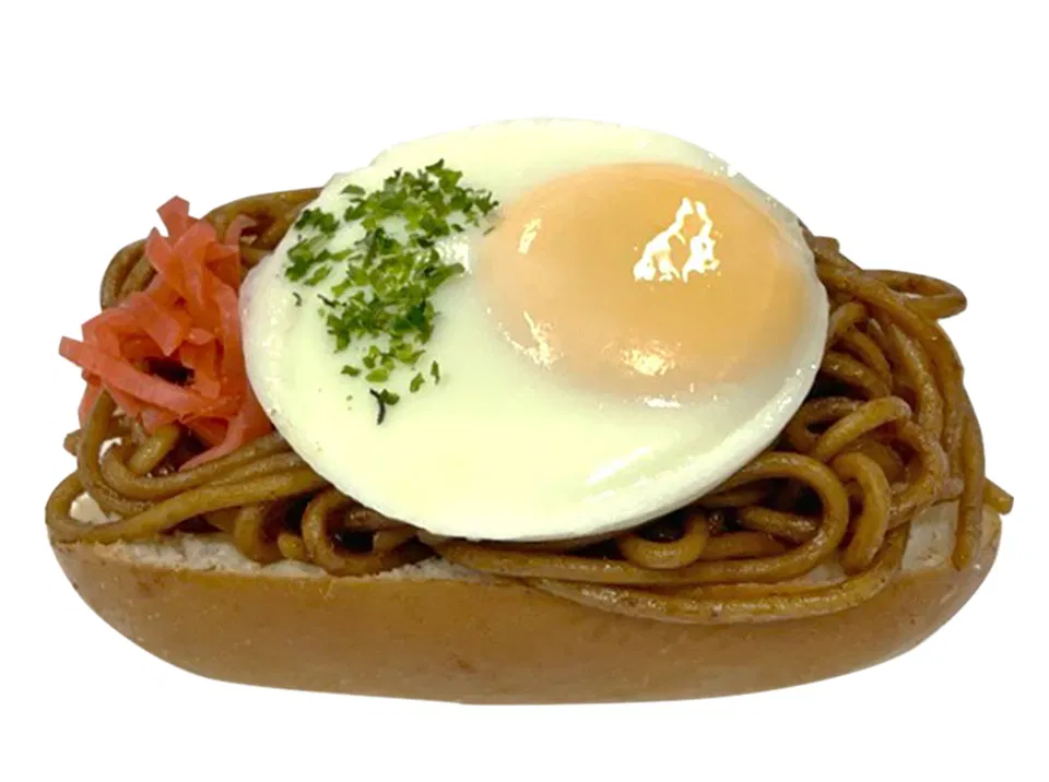 Filled Koppe Roll (Yakisoba & Fried Egg)
