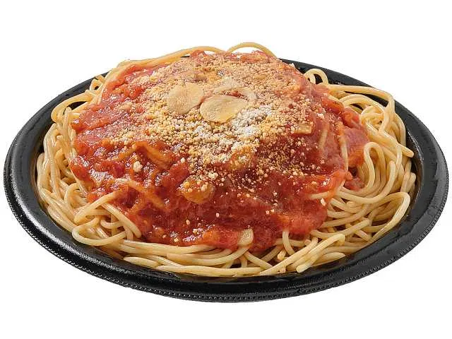 Piled-High Garlic-Tomato Sauce Pasta