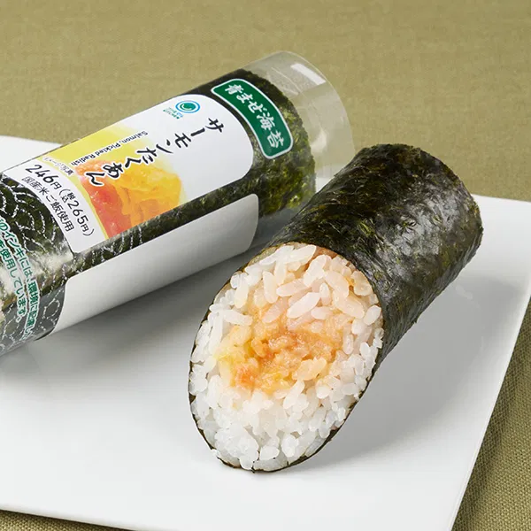 Temaki Sushi: Salmon and Takuan (Green Mix)