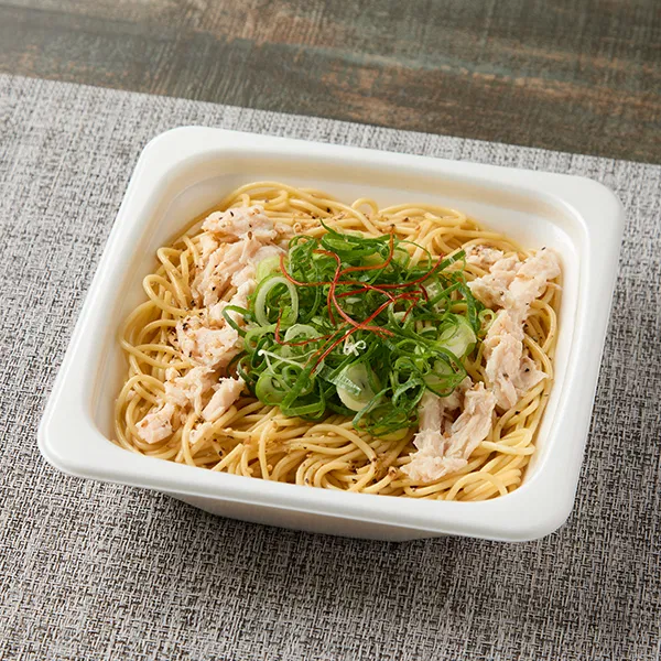 Sesame Oil-Scented Pasta with Green Onions and Steamed Chicken