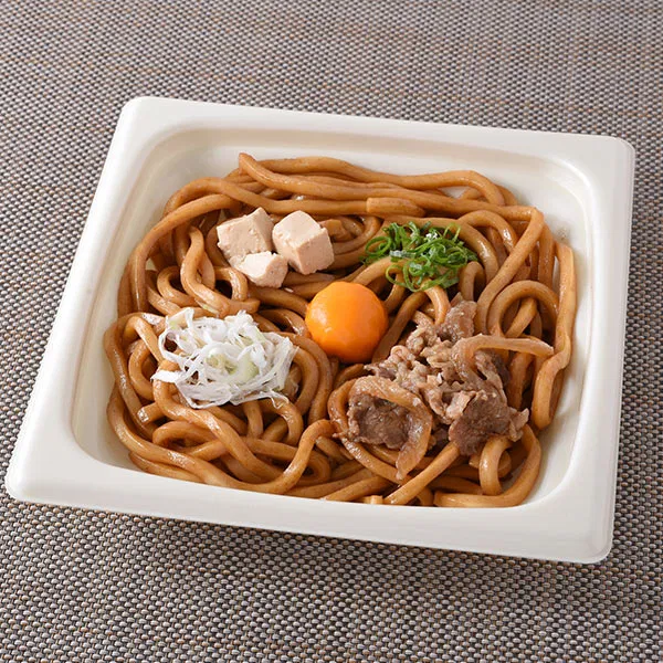 [In some Kanto-area stores] Large-serving beef sukiyaki-style fried udon with a sweet glaze