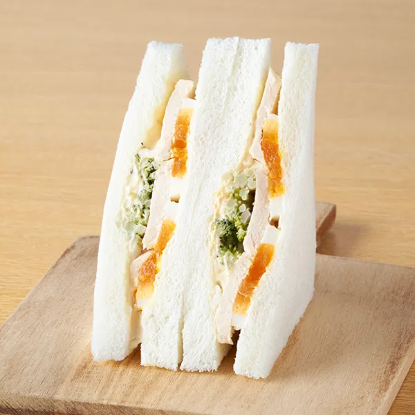 Protein-packed! Chicken-Broccoli Egg Sandwich