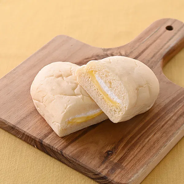 White Koppepan with Custard & Whipped Cream