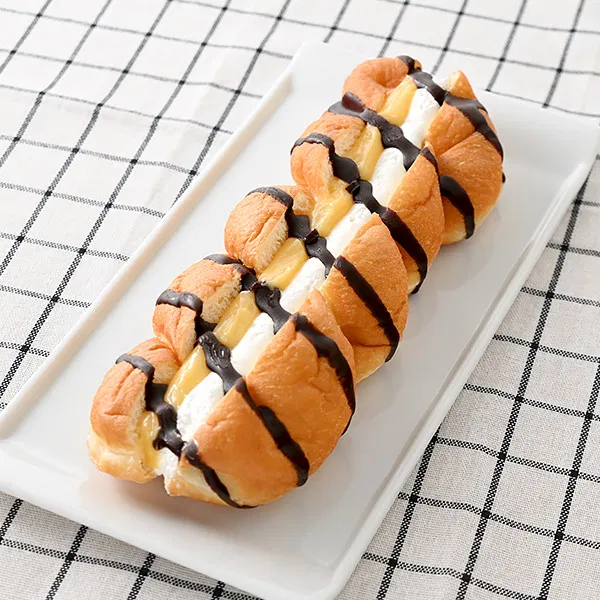 Hefty Twist Sandwich (Custard & Whipped Cream)