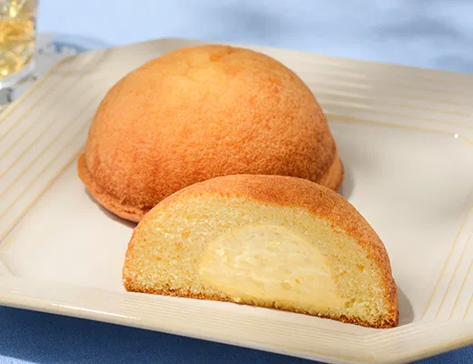 Fluffy Dome Cake with Custard Whipped Cream